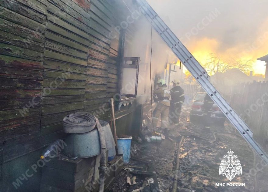 Ранним утром в Твери вспыхнул жилой дом