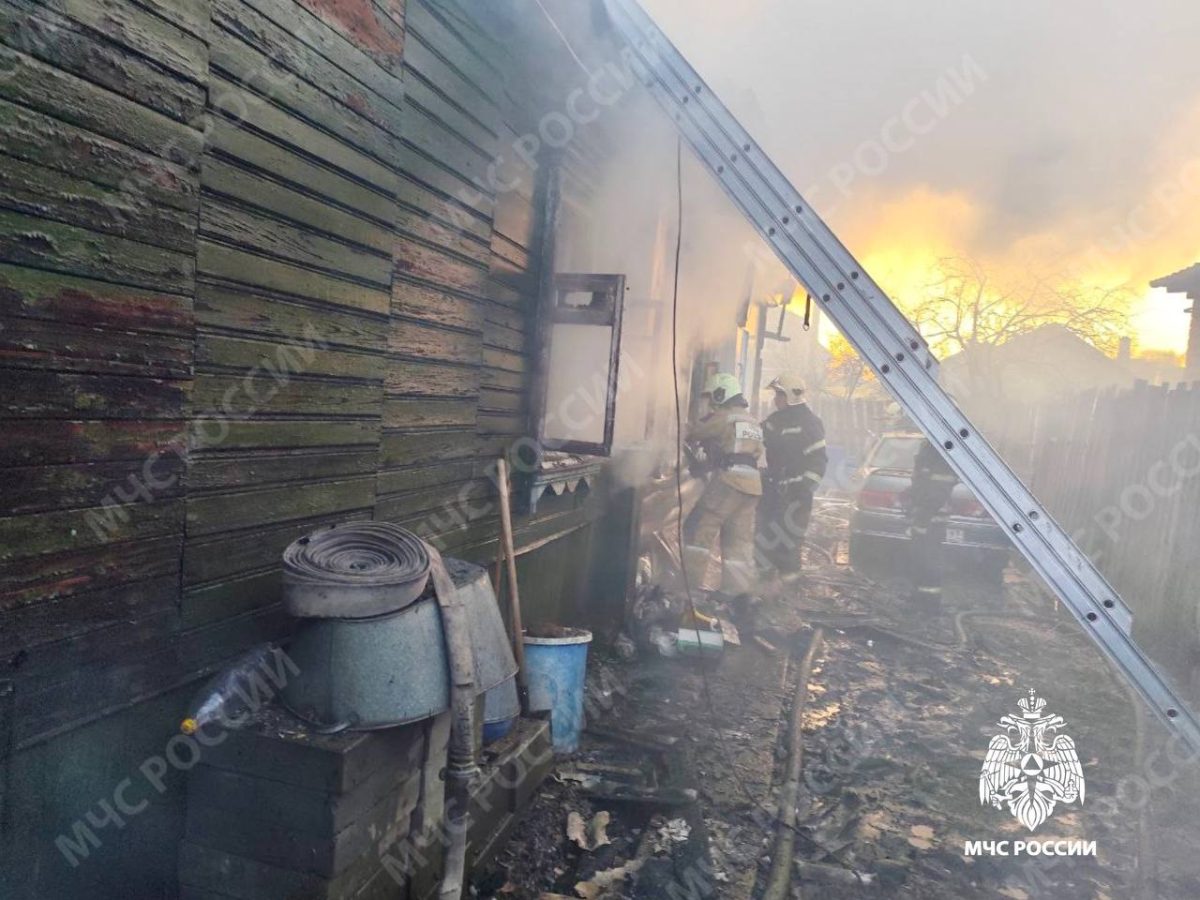 Ранним утром в Твери вспыхнул жилой дом