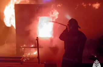 В Твери пожарным едва удалось спасти стены загоревшейся хозпостройки