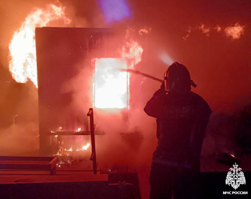 В Твери пожарным едва удалось спасти стены загоревшейся хозпостройки