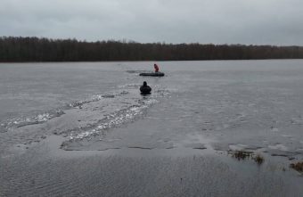 На озере в Тверской области рыбак провалился под лёд и утонул На озере в Тверской области рыбак провалился под лёд и утонул