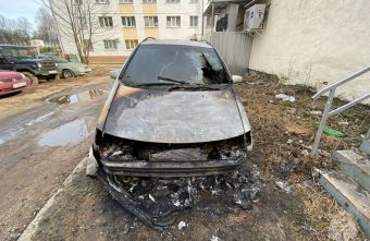 В одном из дворов Тверской области загорелся автомобиль В одном из дворов Тверской области загорелся автомобиль