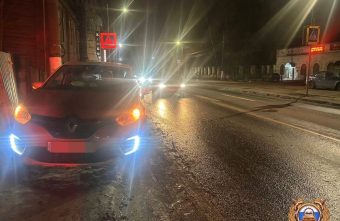 Женщина попала под колёса Renault на зебре в Твери Женщина попала под колёса Renault на зебре в Твери