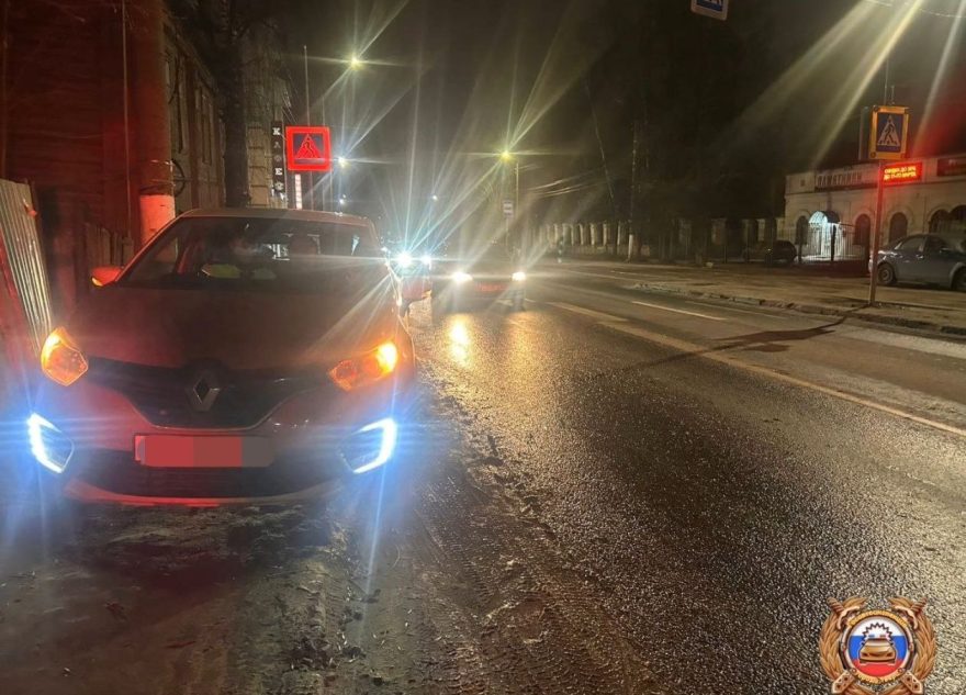 Женщина попала под колёса Renault на зебре в Твери