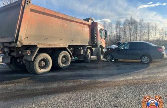 Женщина пострадала в столкновении самосвала и легковушки в Тверской области