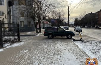 Подростка доставили в больницу после столкновения внедорожника и электросамоката в Твери