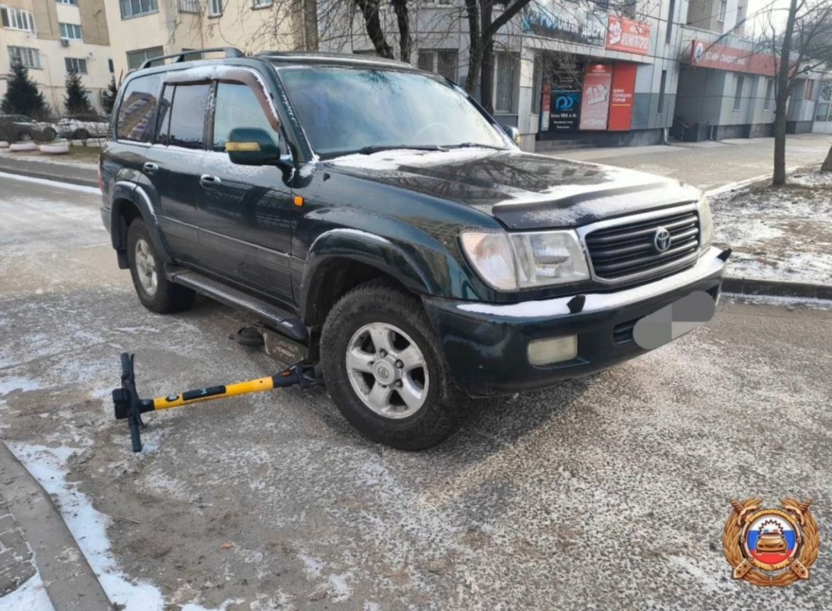 Подростка доставили в больницу после столкновения внедорожника и электросамоката в Твери