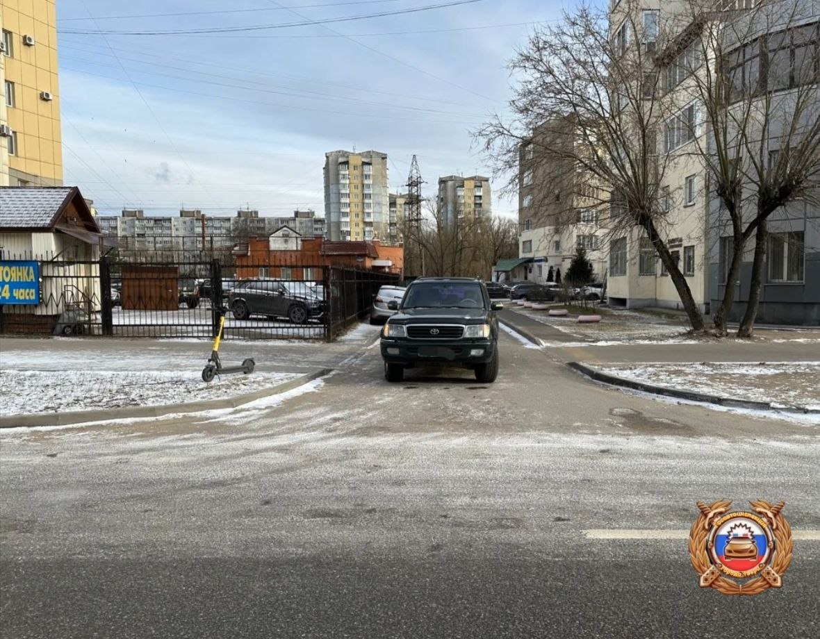 Подростка доставили в больницу после столкновения внедорожника и электросамоката в Твери
