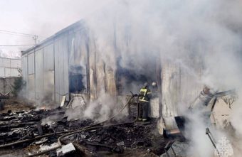 Прямо сейчас пожарные ликвидируют пожар в ангаре в Тверской области
