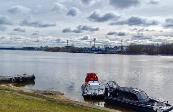 Спасатели опровергли информацию о застрявших на льдине в Твери рыбаках Спасатели опровергли информацию о застрявших на льдине в Твери рыбаках