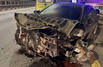 На трассе в Тверской области "Тойота" врезалась в ограждение