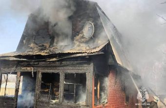 Огонь уничтожил дом в деревне в Тверской области