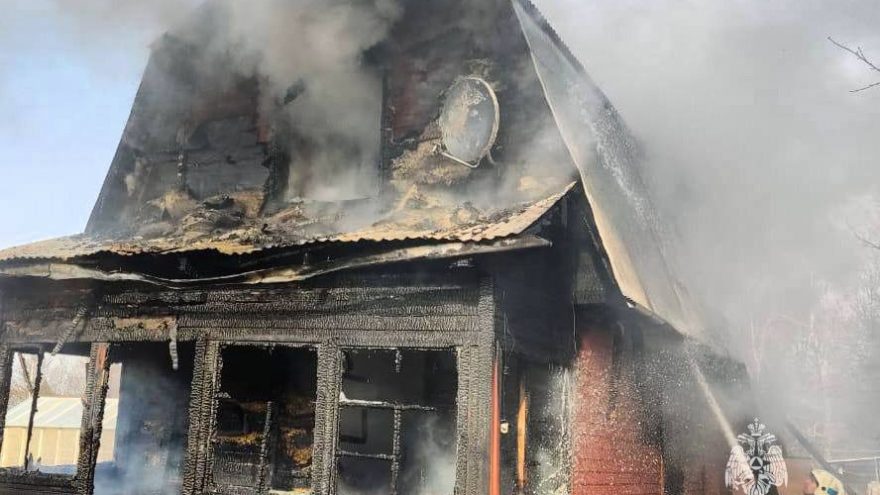 Огонь уничтожил дом в деревне в Тверской области