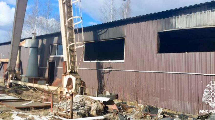 Пожарным удалось потушить горящий ангар в Твери