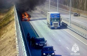 На трассе М-11 в Тверской области загорелся автомобиль