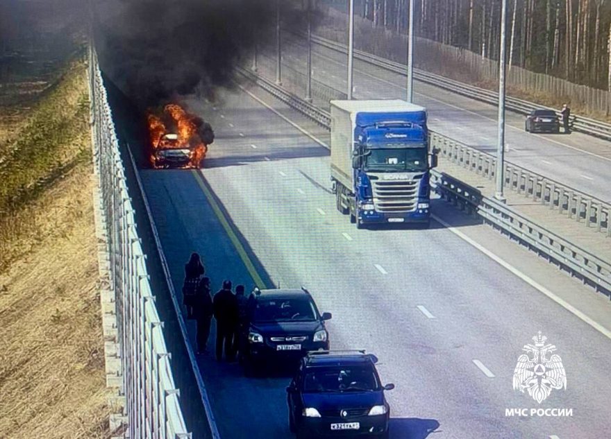 На трассе М-11 в Тверской области загорелся автомобиль