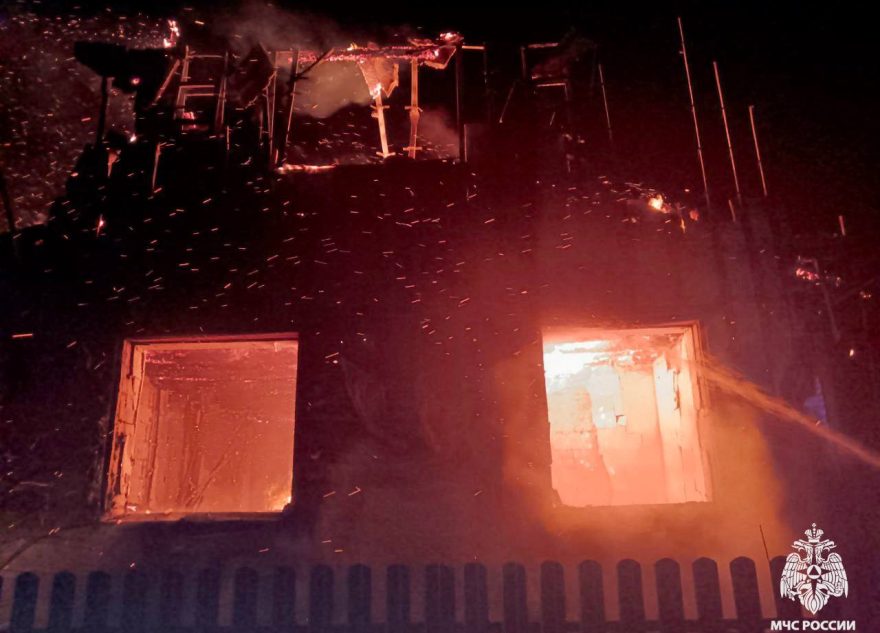 Ночью под Тверью сгорел жилой дом