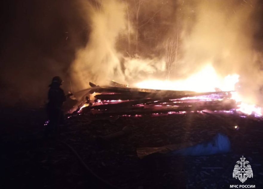 В Тверской области сгорело дотла бесхозное строение