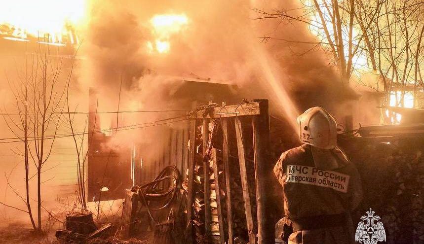 Бесхозное строение сгорело дотла в Тверской области