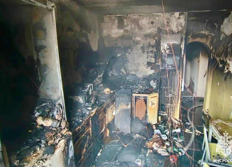 В Твери из горящей квартиры спасли человека