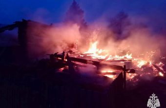 Огонь уничтожил дом и постройку в Тверской области