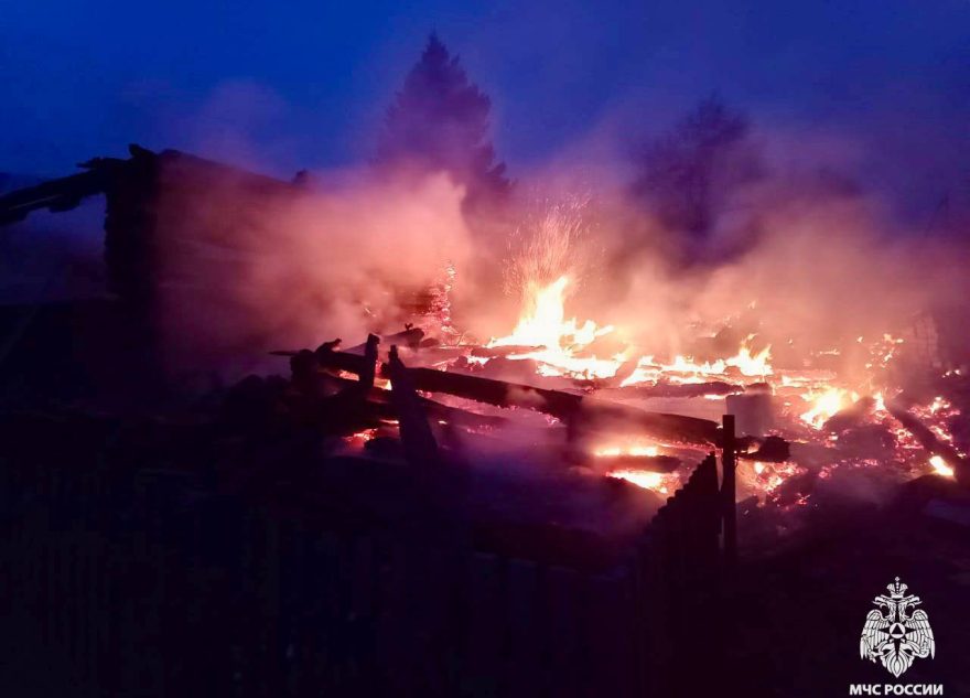 Огонь уничтожил дом и постройку в Тверской области