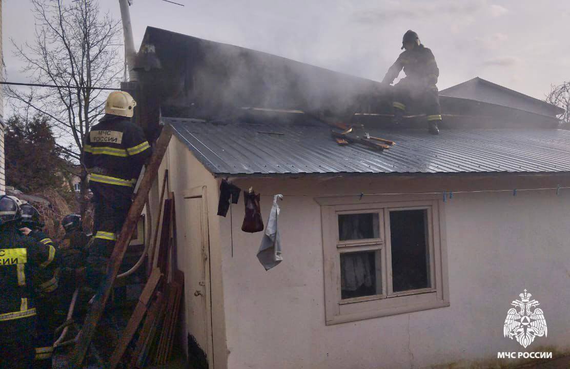 В Твери огонь охватил хозяйственную постройку