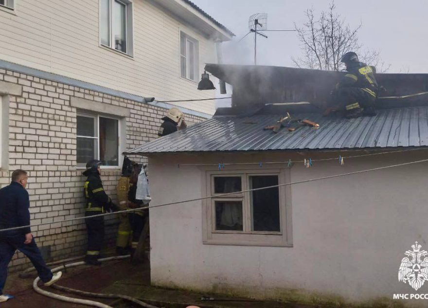 В Твери огонь охватил хозяйственную постройку