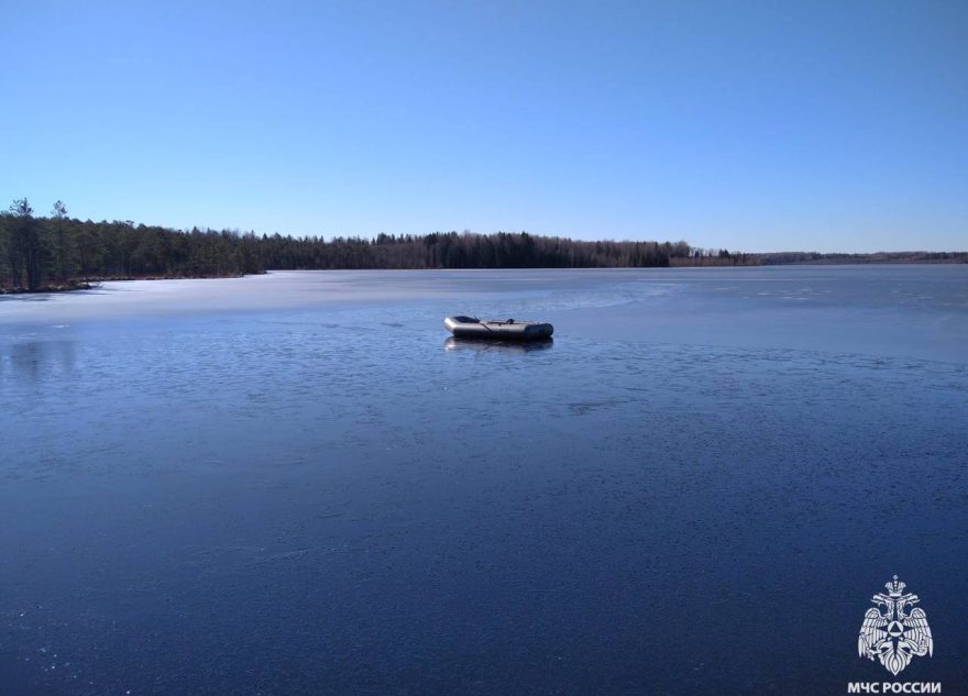 Тело человека достали из озера в Тверской области