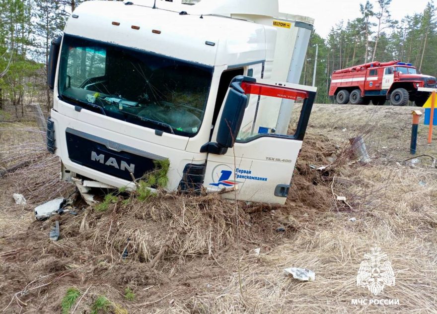 В Тверской области фура "вылетела" в кювет
