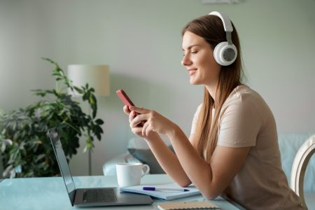 Жителям Твери порекомендовали подкасты в канун 8 Марта