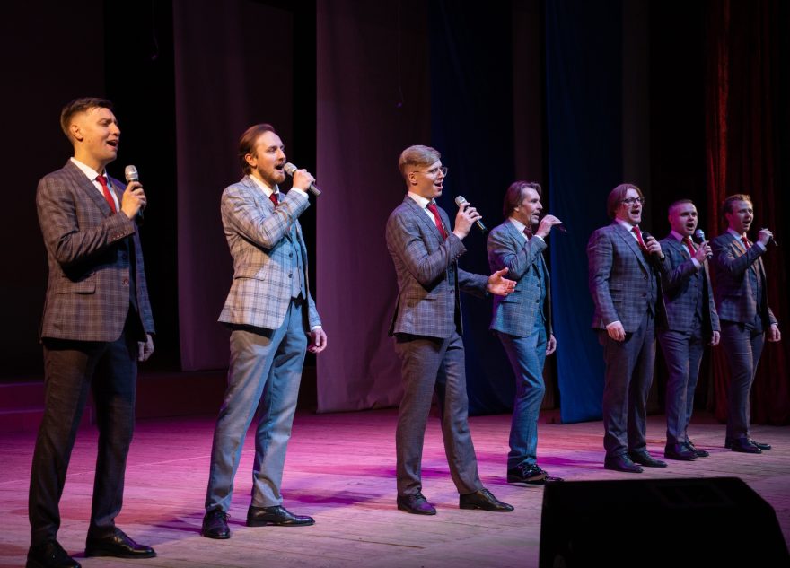 Женщин Лихославльского округа поздравлял арт-хор