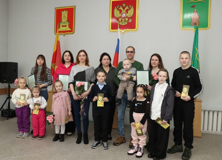 Жилищные сертификаты молодым семьям вручили в Торопце