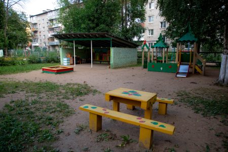 Житель Тверской области угрожал детям во дворе пистолетом Житель Тверской области угрожал детям во дворе пистолетом