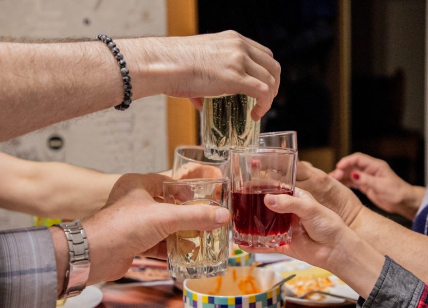 В Тверской области гость украл деньги у хозяйки застолья