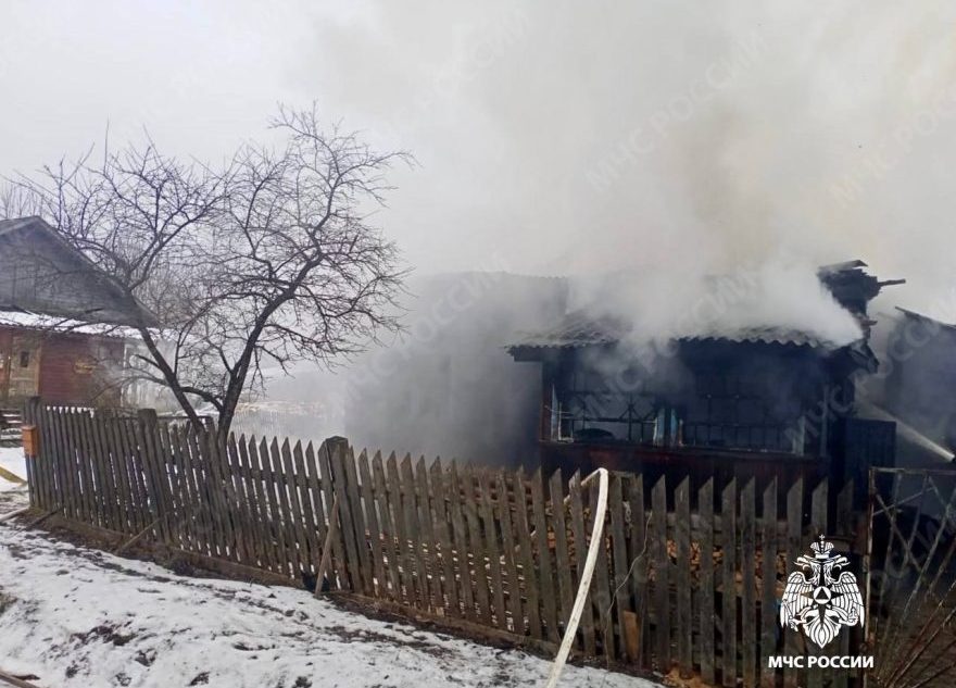 В Тверской области огнем охвачен двухквартирный жилой дом