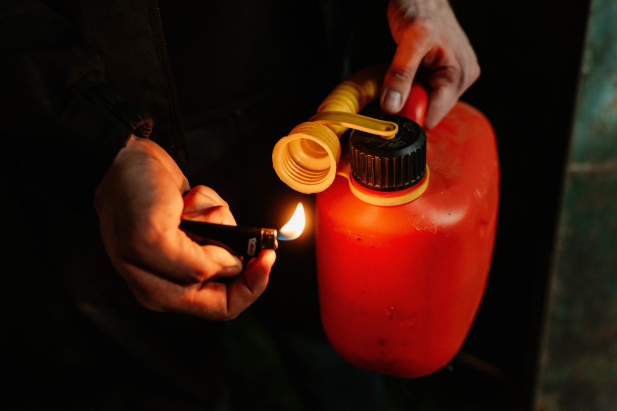 Подростки в Тверской области устроили пожар за мусорными контейнерами Подростки в Тверской области устроили пожар за мусорными контейнерами