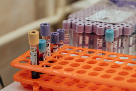 Врач рассказал, как сэкономить на сдаче анализов