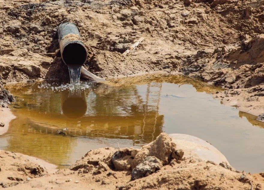 В Тверской области канализация вытекает прямо во двор