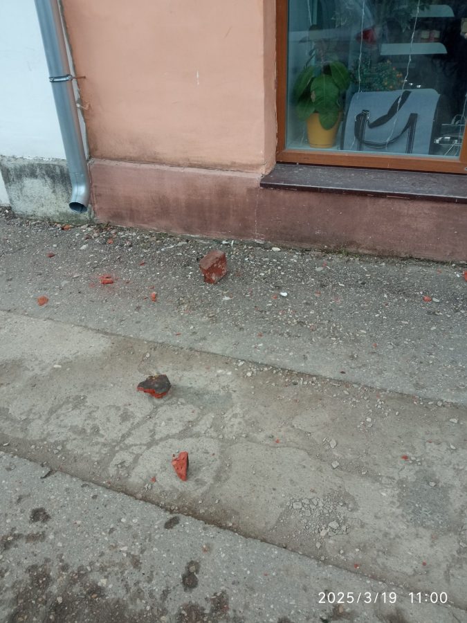 В Тверской области кирпичи летят с крыши дома прямо на пешеходную дорожку