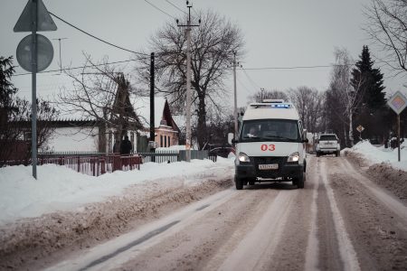 Два автомобиля столкнулись вечером на трассе в Тверской области