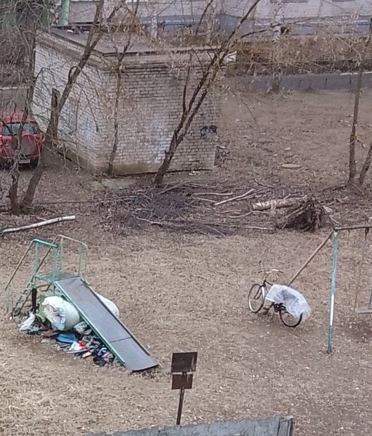 Детская площадка превратилась в свалку в Тверской области