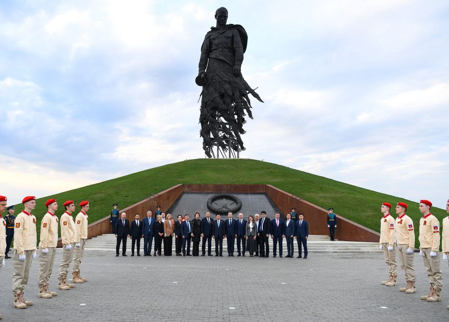 Совет Федерации РФ и Сенат Парламента Казахстана почтили память погибших в годы Великой Отечественной войны