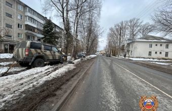 После столкновения в Твери УАЗ врезался в дерево, а «Тойота» в «Ладу»