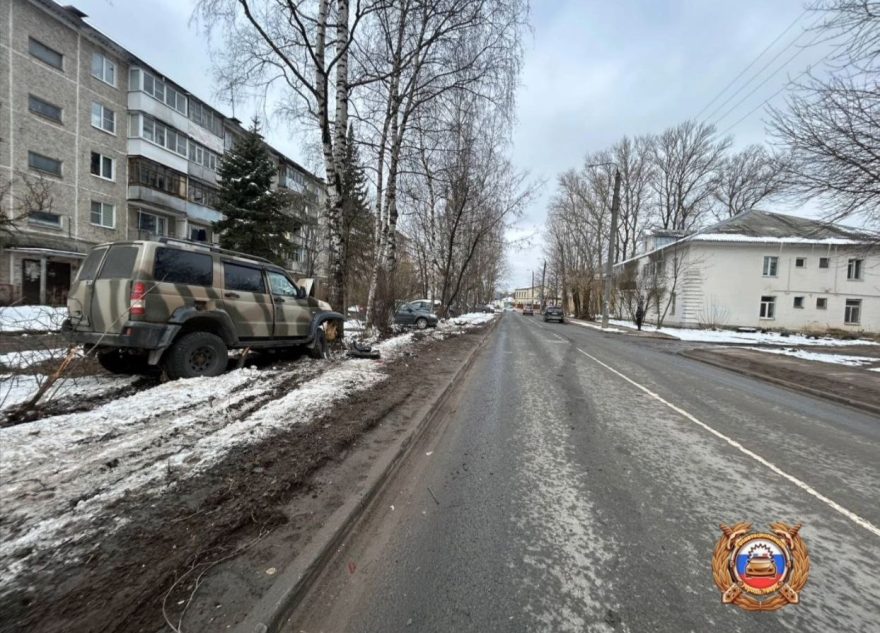 После столкновения в Твери УАЗ врезался в дерево, а «Тойота» в «Ладу» После столкновения в Твери УАЗ врезался в дерево, а «Тойота» в «Ладу»