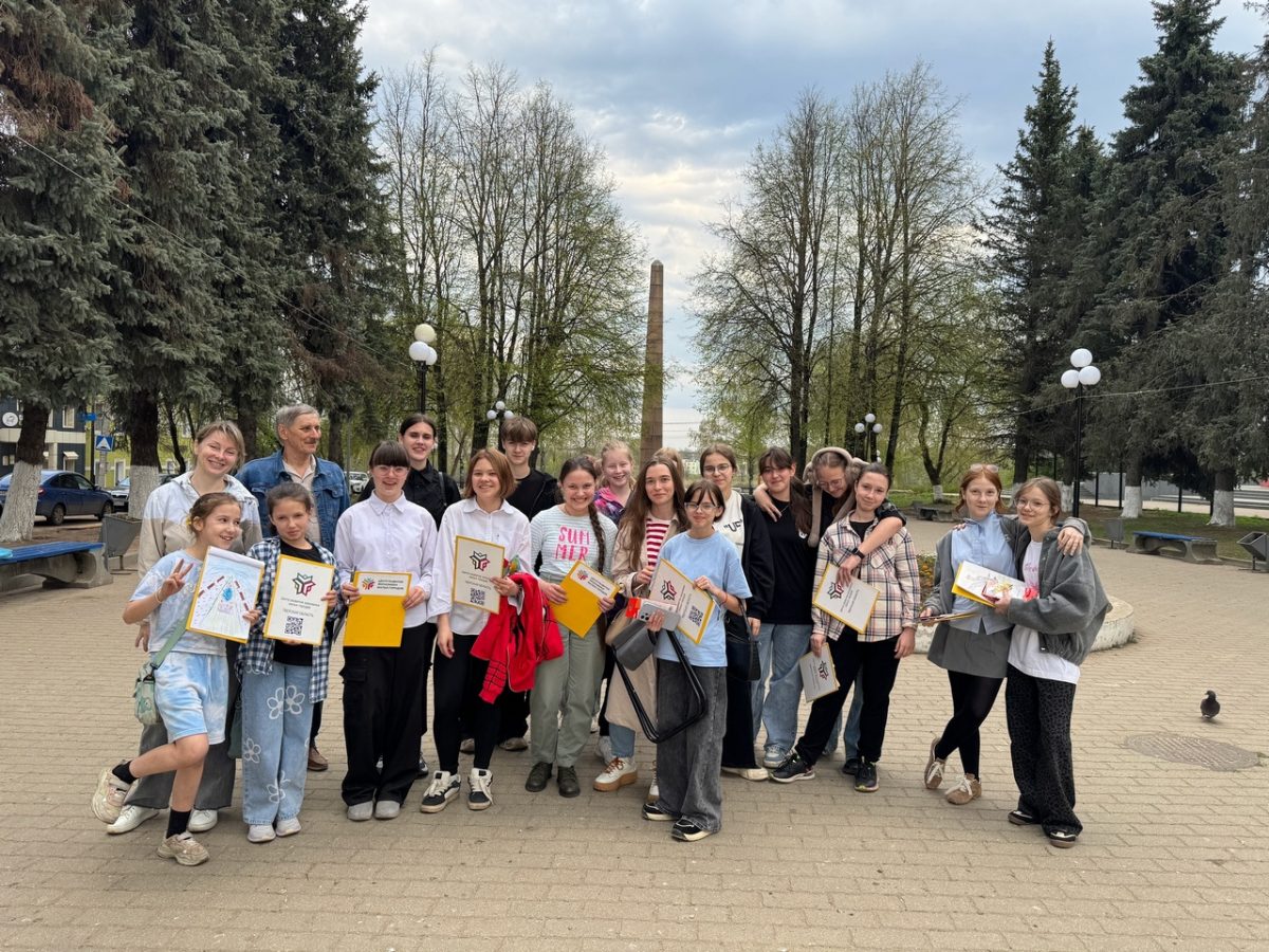 Кимрская молодежь рисовала жизнь Театральной площади