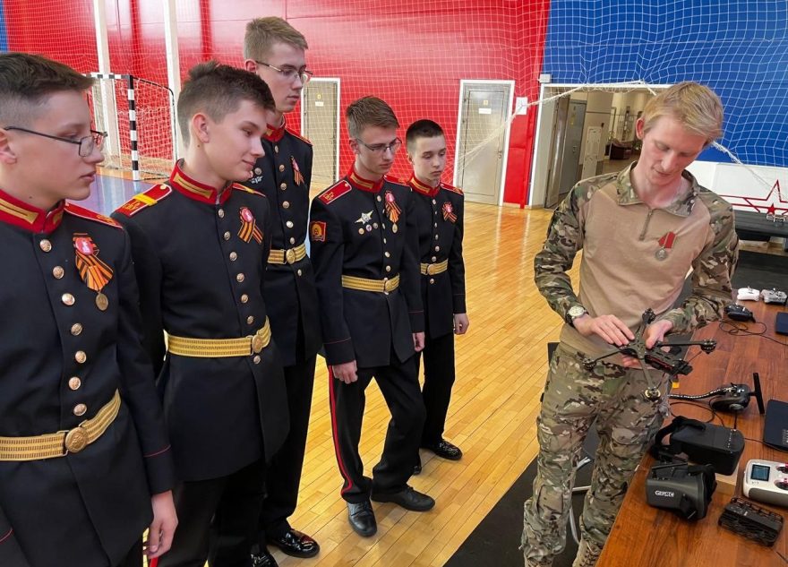Тверские суворовцы отработали навыки управления дронами