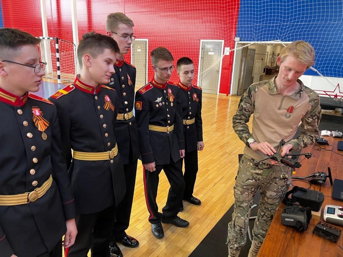 Тверские суворовцы отработали навыки управления дронами