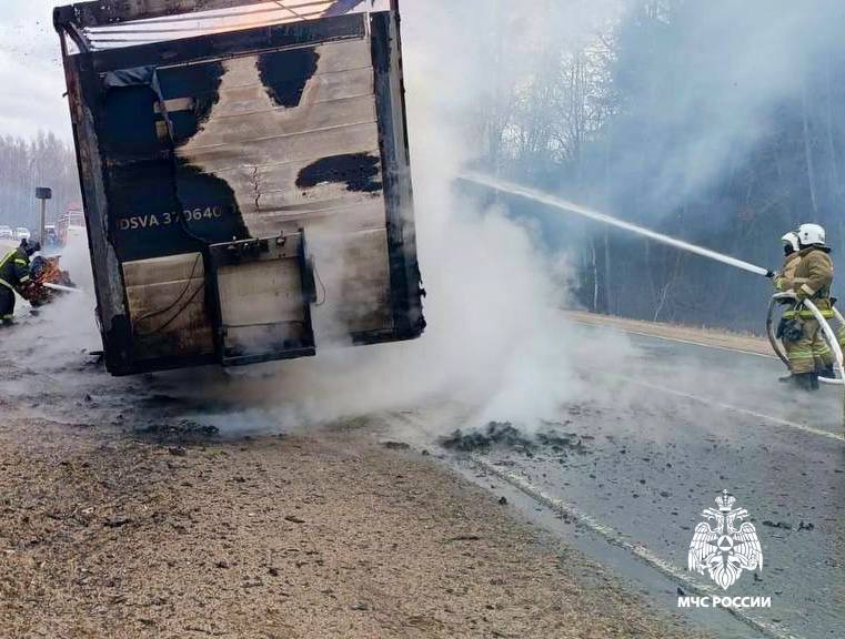 В Тверской области загорелась фура с макулатурой