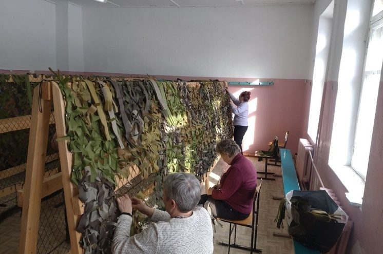 В Оленинском округе продолжают плести маскировочные сети для СВО В Оленинском округе продолжают плести маскировочные сети для СВО